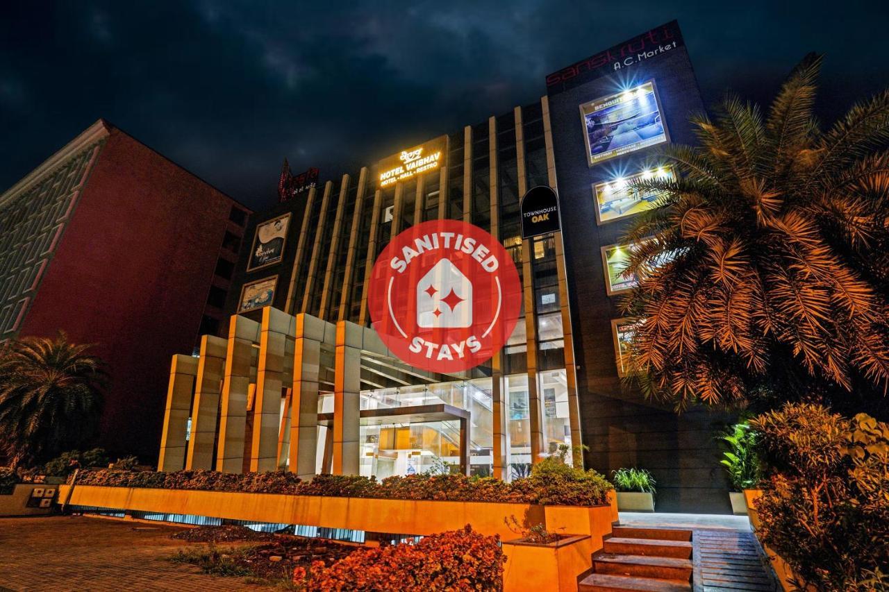 Townhouse Oak Hotel Vaibhav Surat Exterior foto