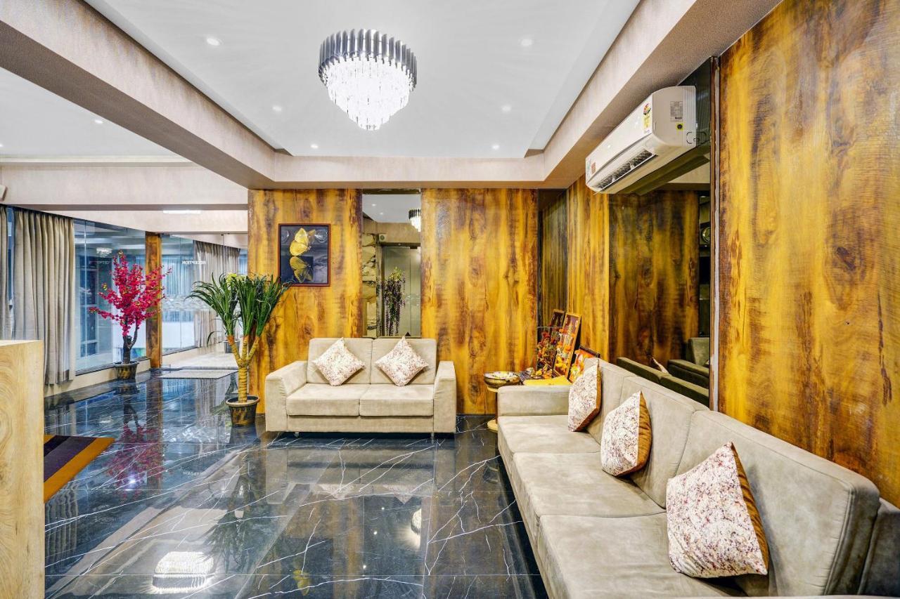 Townhouse Oak Hotel Vaibhav Surat Exterior foto