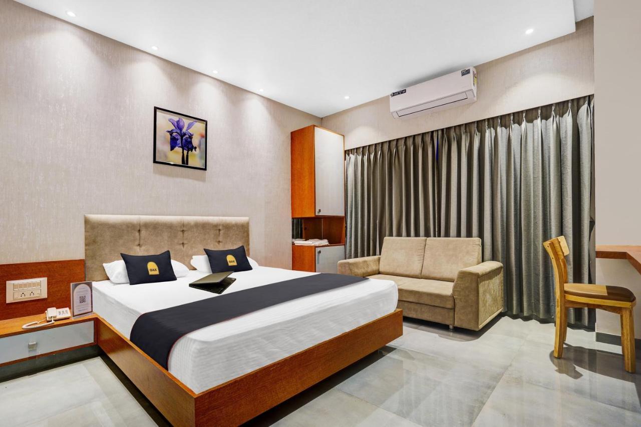 Townhouse Oak Hotel Vaibhav Surat Exterior foto