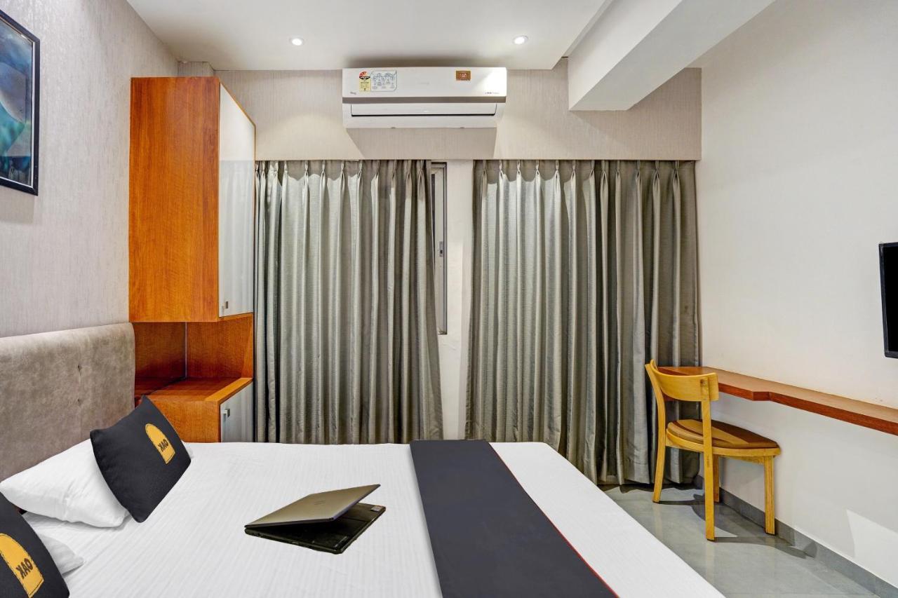 Townhouse Oak Hotel Vaibhav Surat Exterior foto