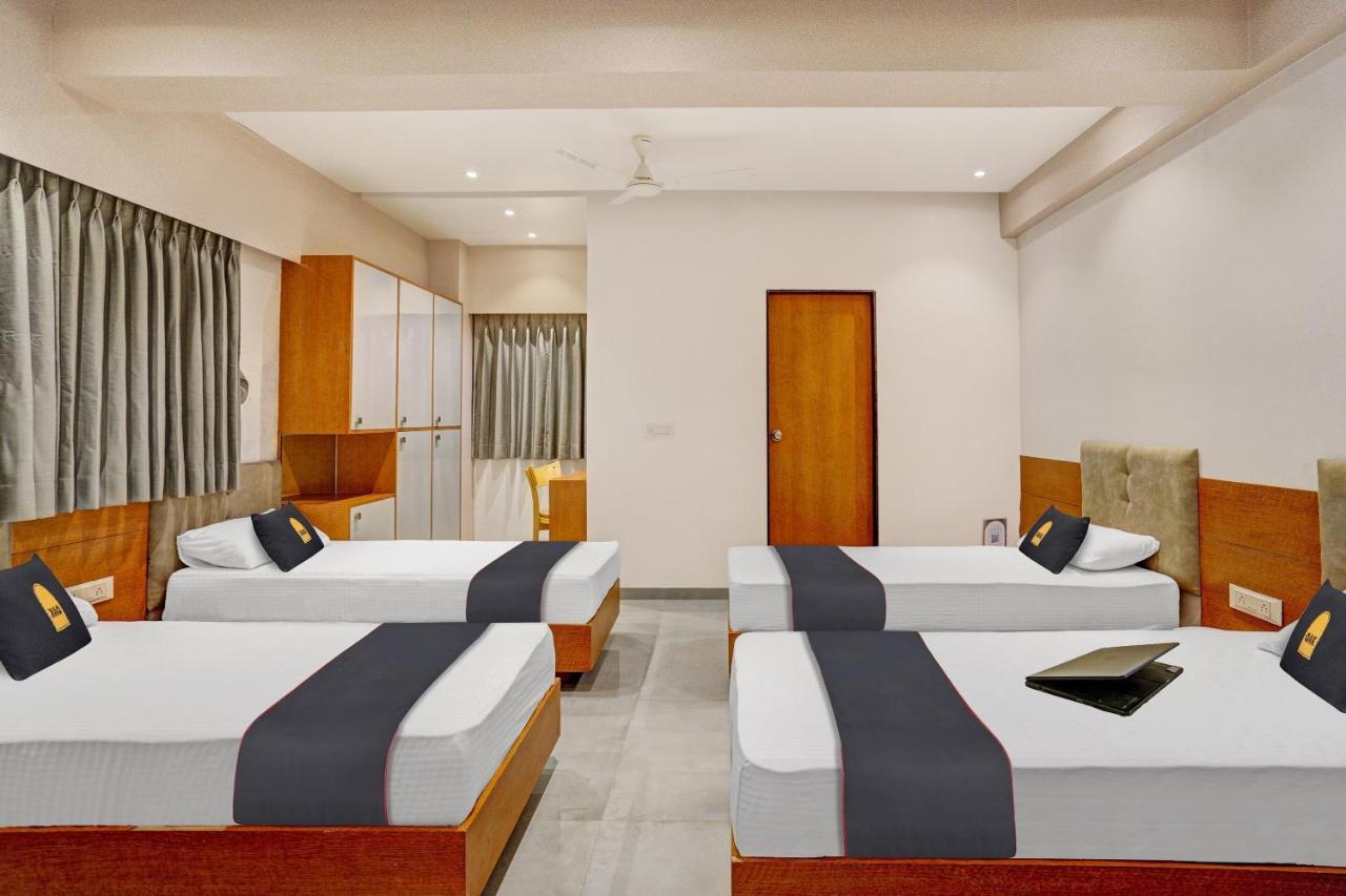 Townhouse Oak Hotel Vaibhav Surat Exterior foto