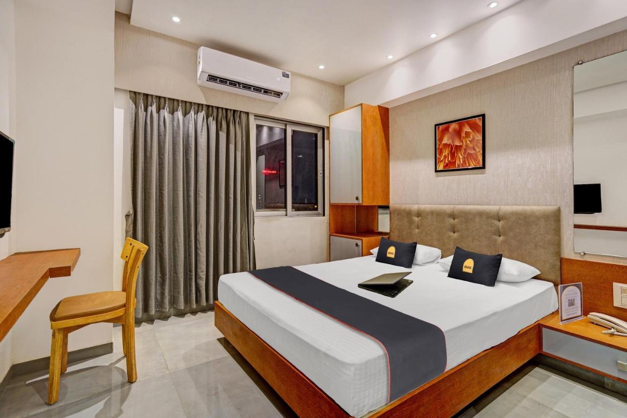 Townhouse Oak Hotel Vaibhav Surat Exterior foto
