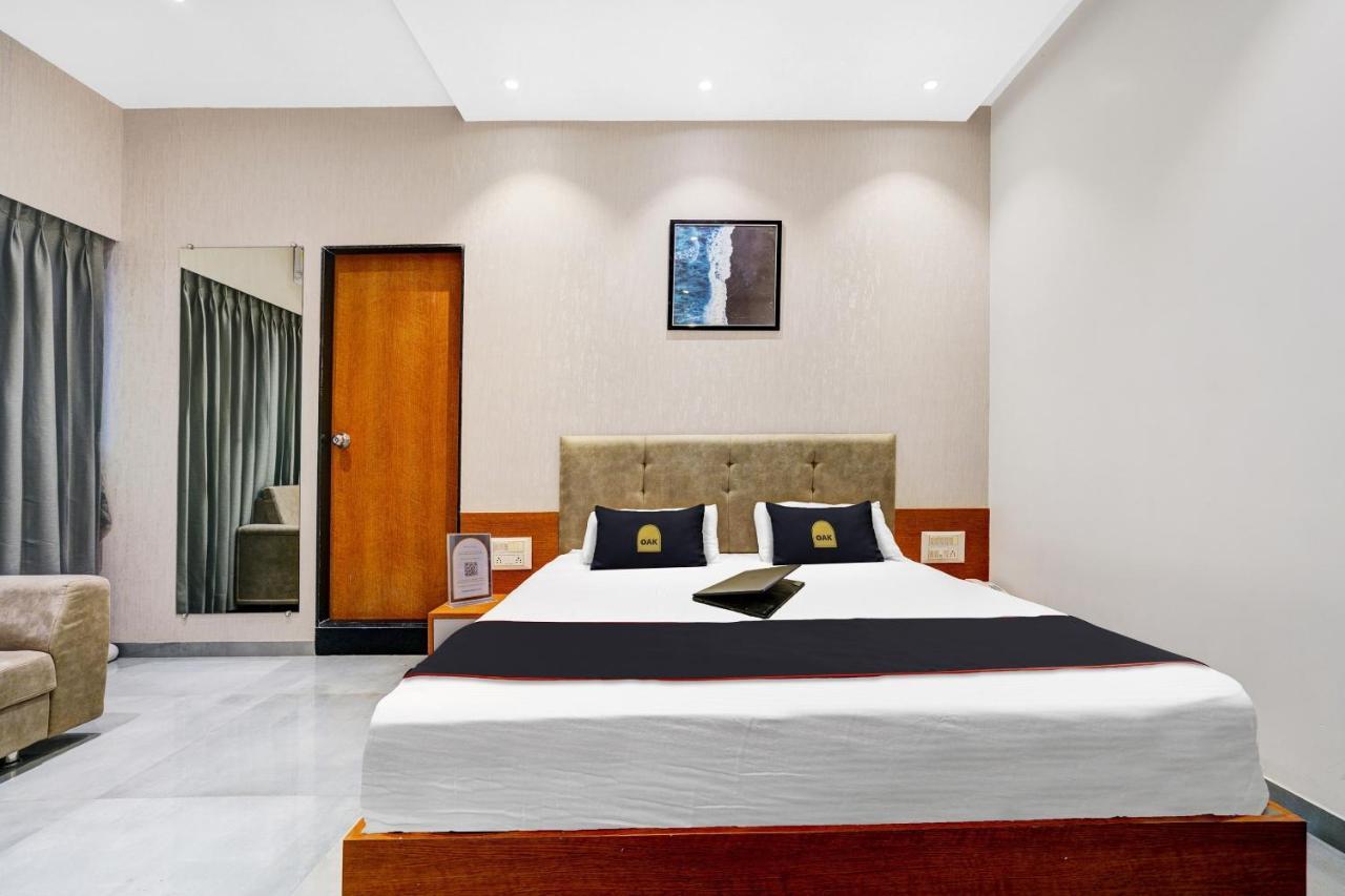 Townhouse Oak Hotel Vaibhav Surat Exterior foto