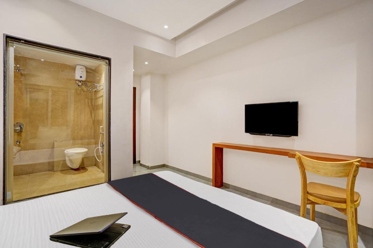 Townhouse Oak Hotel Vaibhav Surat Exterior foto