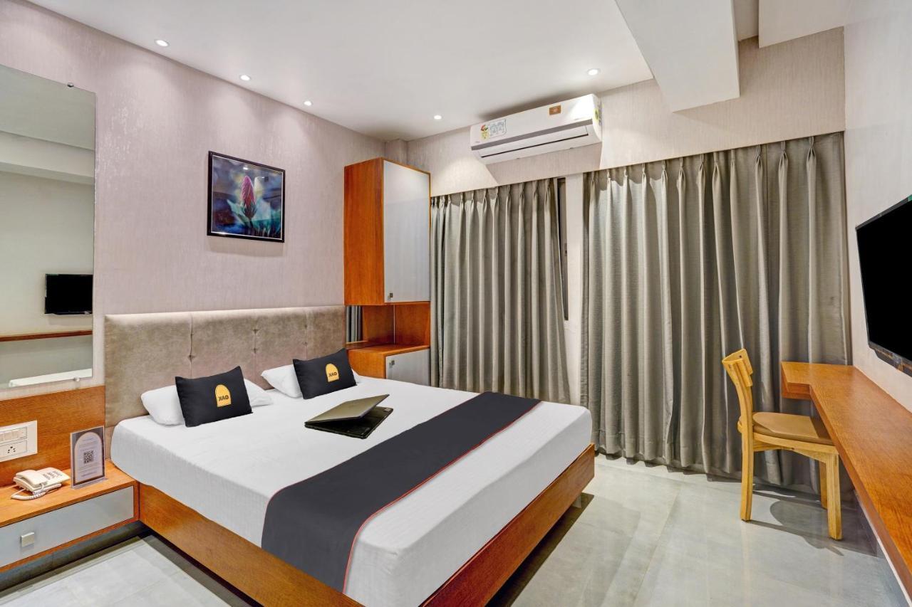 Townhouse Oak Hotel Vaibhav Surat Exterior foto