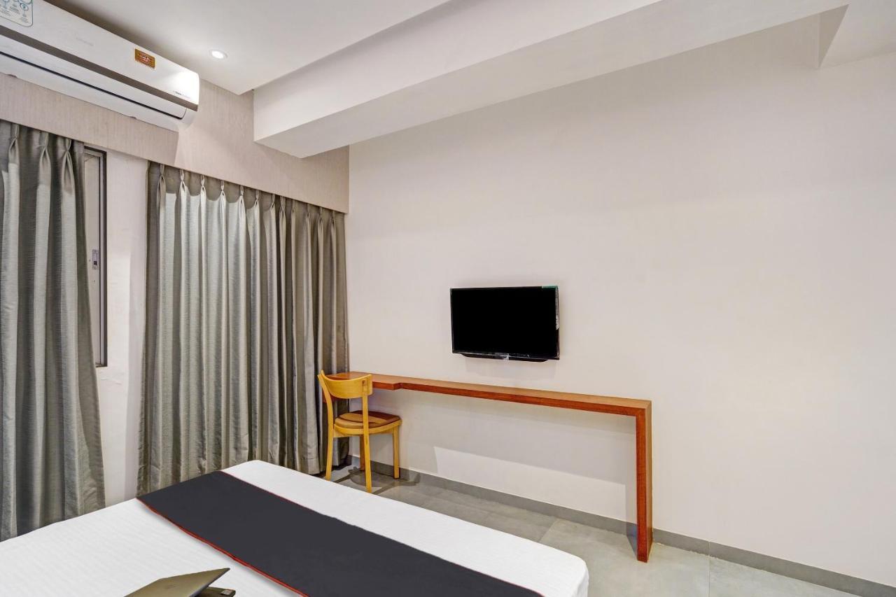 Townhouse Oak Hotel Vaibhav Surat Exterior foto