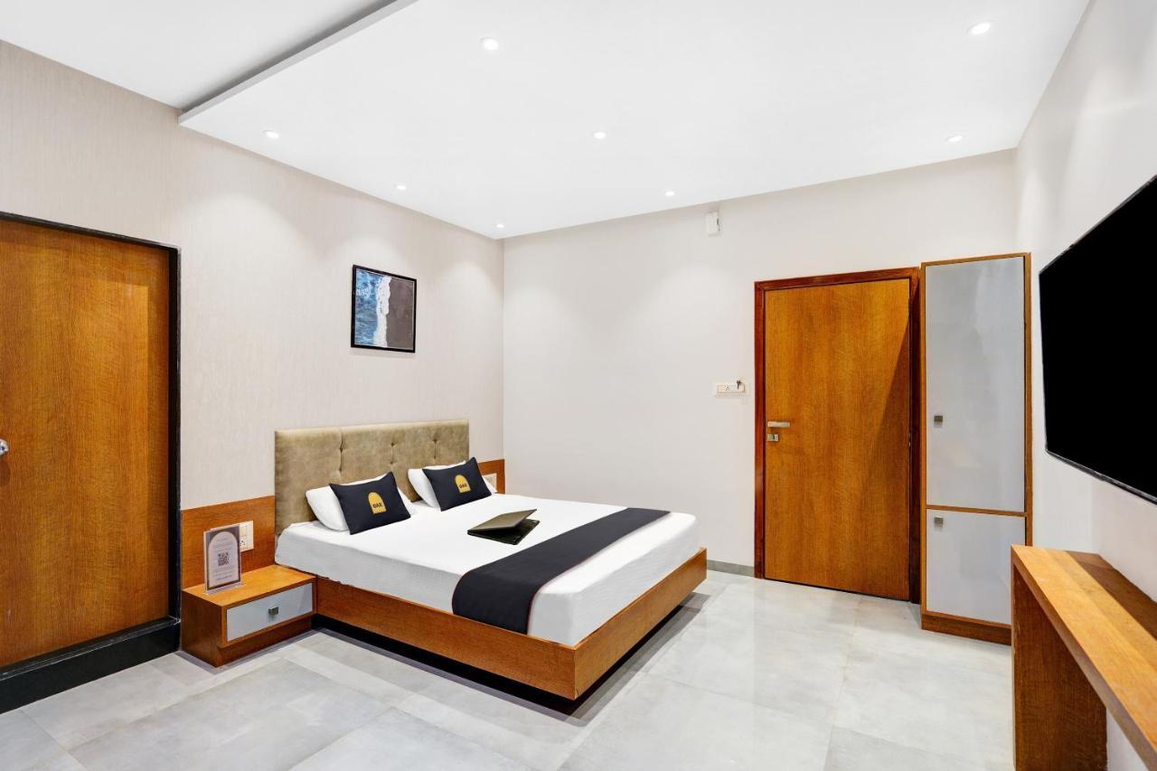 Townhouse Oak Hotel Vaibhav Surat Exterior foto