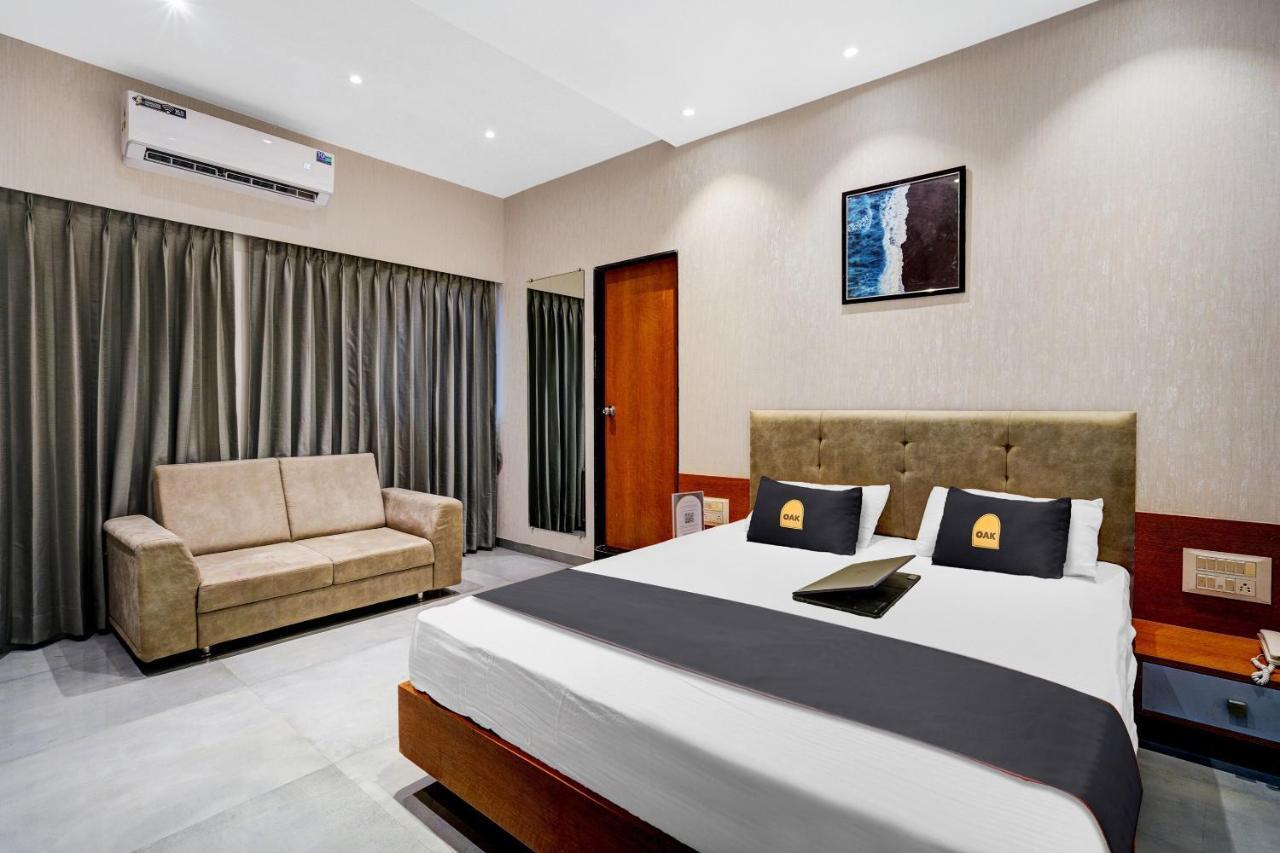 Townhouse Oak Hotel Vaibhav Surat Exterior foto